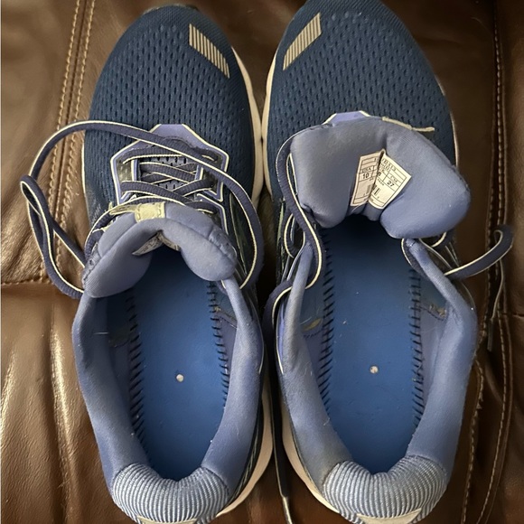 Brooks Ghost 12 Women’s Running Shoe. EUC - Picture 3 of 5